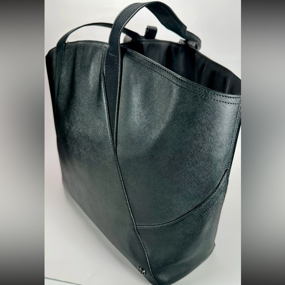 Lululemon All Day Large Tote in Black - Picture 6 of 16